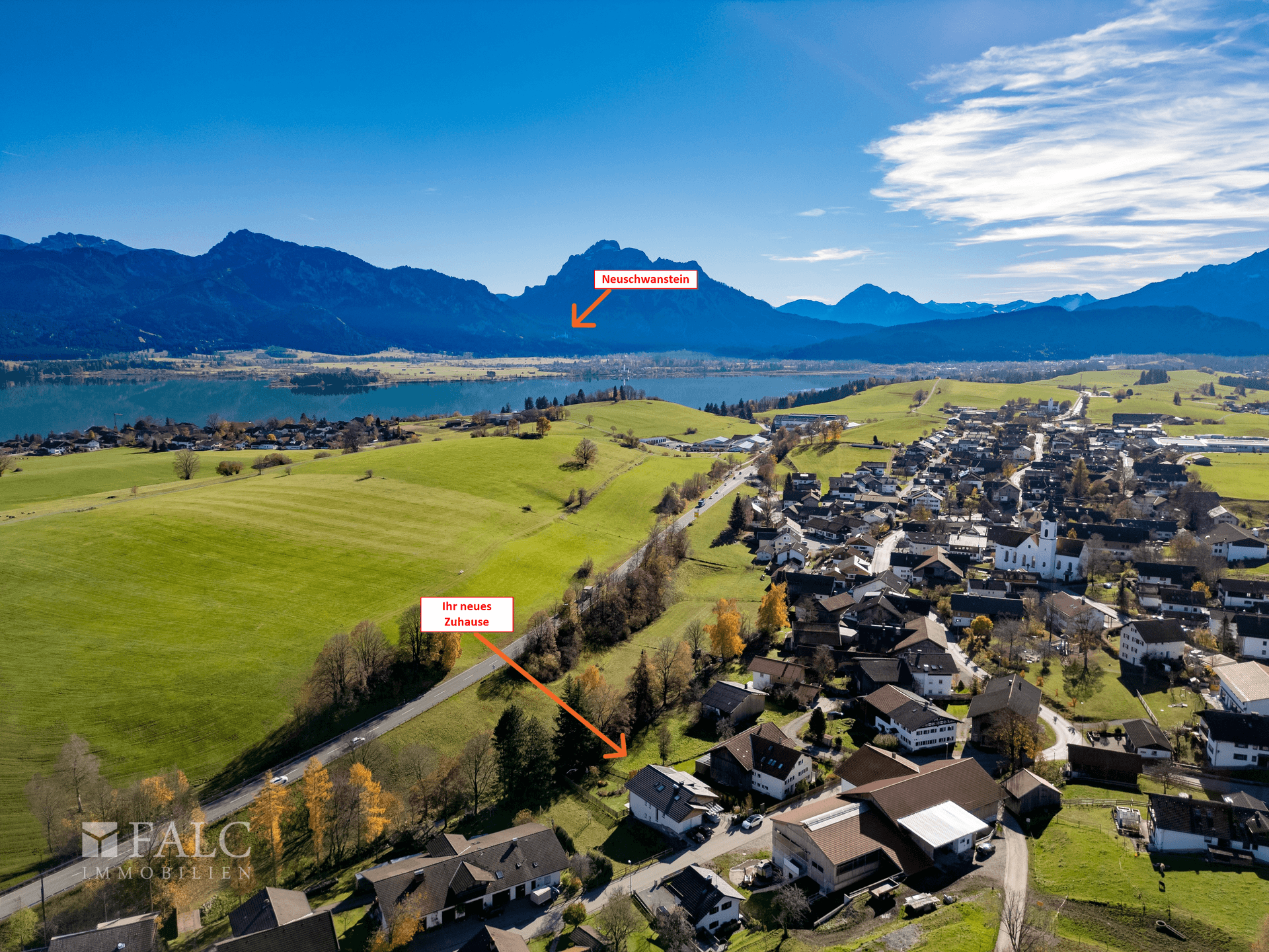 Lage Gebäude mit Bergblick